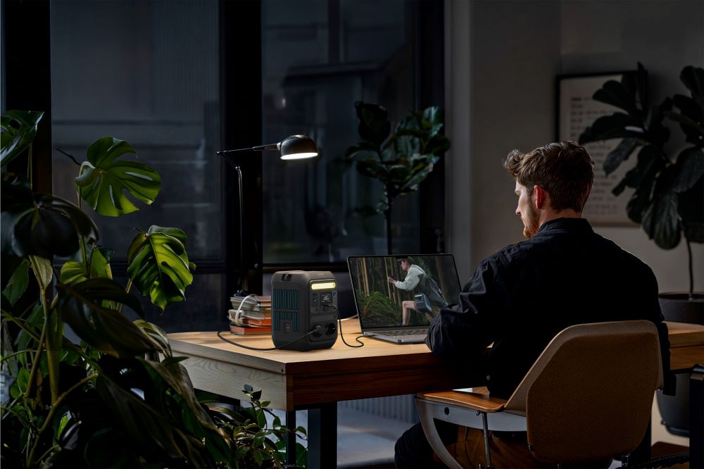 Stacja zasilania Anker przy pracy na komputerze w domu