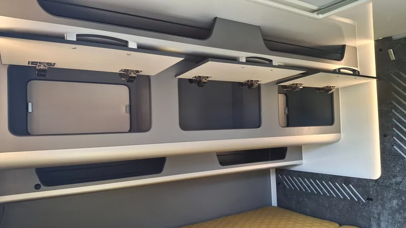 Bushcamp Explorer – górne szafki wewnątrz kabiny z oświetleniem LED