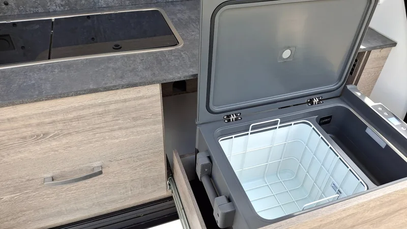 Bushcamp Explorer – lodówka kompresorowa 35 l w szufladzie kuchennej