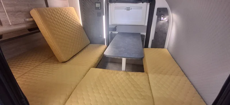 Bushcamp Explorer – układ dzienny z siedzeniami i przenośnym stołem