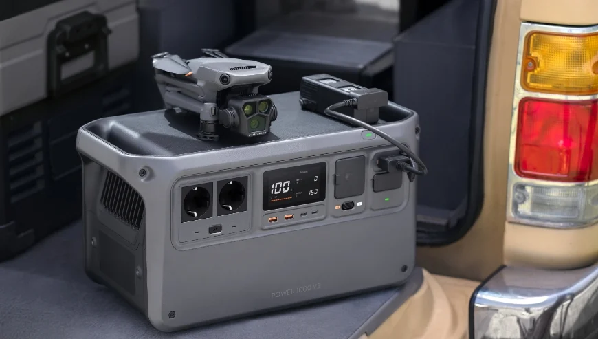 Stacja ładowania DJI Power 1000 V2 zdjęcie w plenerze - ładowanie drona