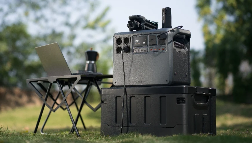 Stacja zasilania DJI POwer 2000 - w pracy w terenie zasila urządzenia