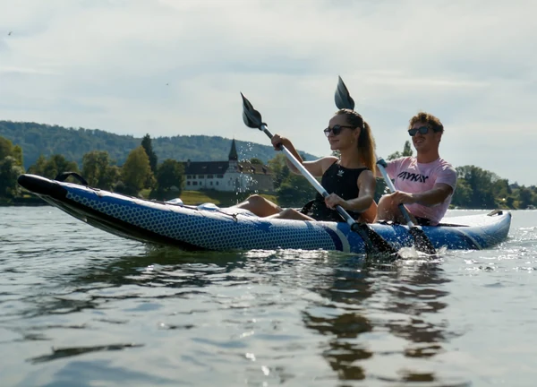 Kajak na wodzie z napędem JAYKAY e-Fin 2.0