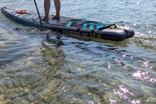 Deska SUP touring na wodzie z napędem JAYKAY e-Fin 2.0