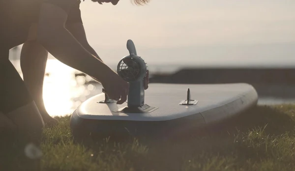 Montaż elektro-fina na desce SUP