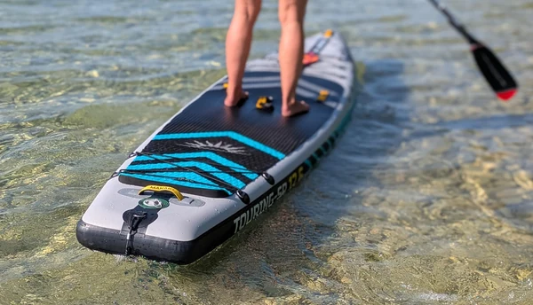 Deska SUP touring z napędem JAYKAY e-Fin 2.0 na płytkiej wodzie