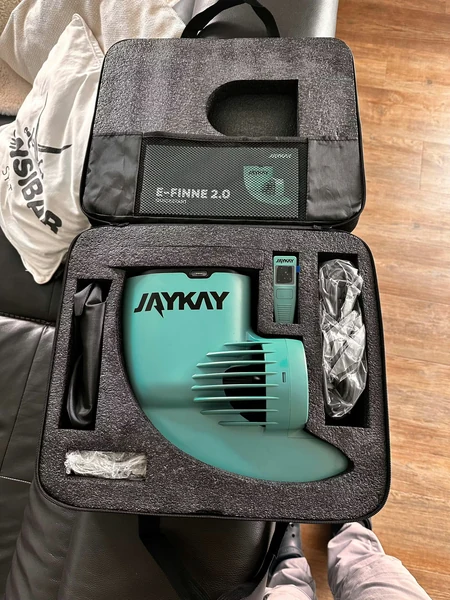 JAYKAY e-Fin 2.0 w dłoniach i walizce transportowej