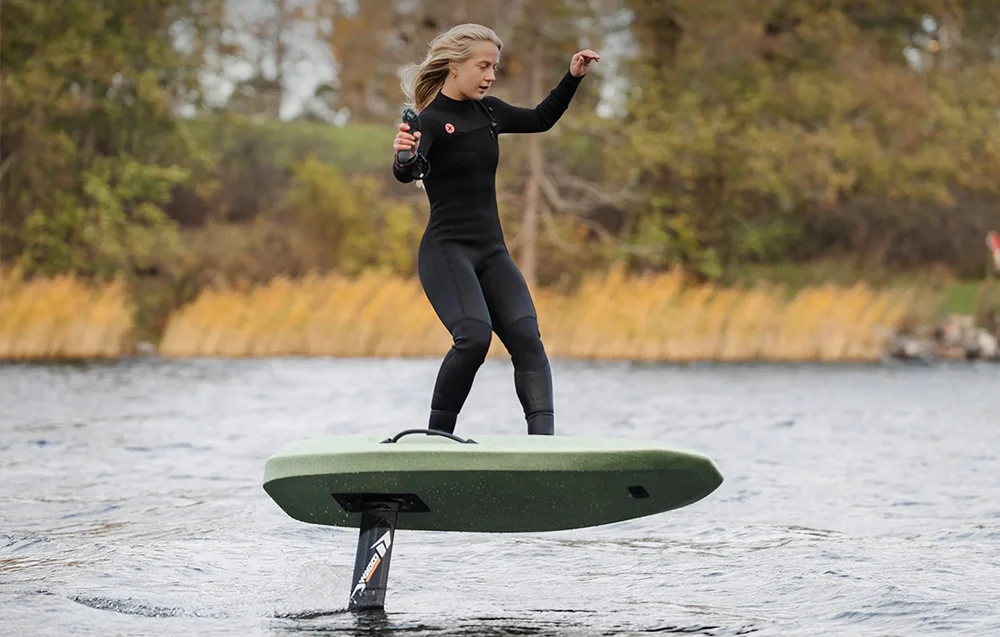 Kobieta pływająca na desce elektrycznej eGoil Waydoo Flyer EVO Lite