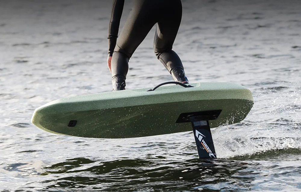 Pływanie na desce elektrycznej eFoil Waydoo Flyer EVO Lite na spokojnej wodzie