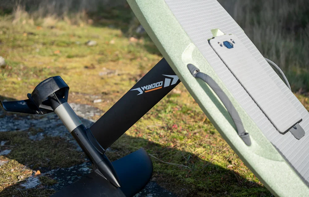 eFoil Waydoo Flyer EVO Lite zdjęcie deski w plenerze na trawie