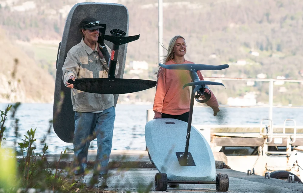 Para niesie dwie deski eFoil Waydoo EVO Flyer