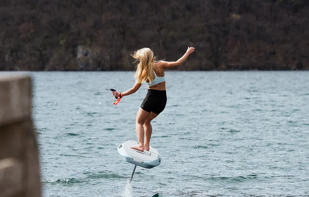 eFoil Waydoo Flyer EVO Max Plus - zdjęcie na wodzie, kobiete pływająca w lewitacji