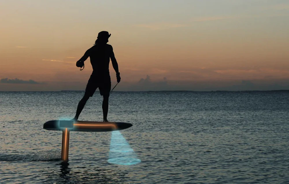 Pływanie po zmroku na desce eFoil Waydoo Flyer EVO