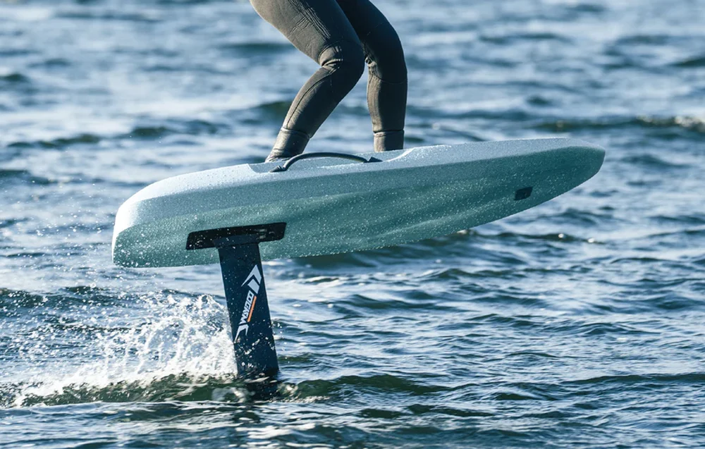 eFoil elektryczna deska Waydoo Flyer Pro Plus - zbliżenie na deskę na wodzie