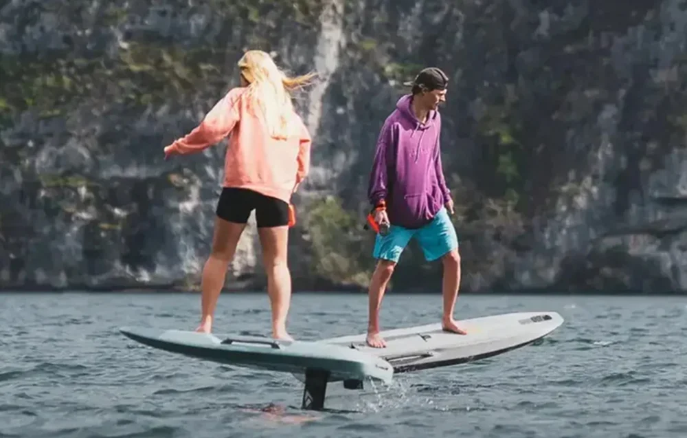 Dwie osoby pływające na deskach eFoil Waydoo Flyer EVO