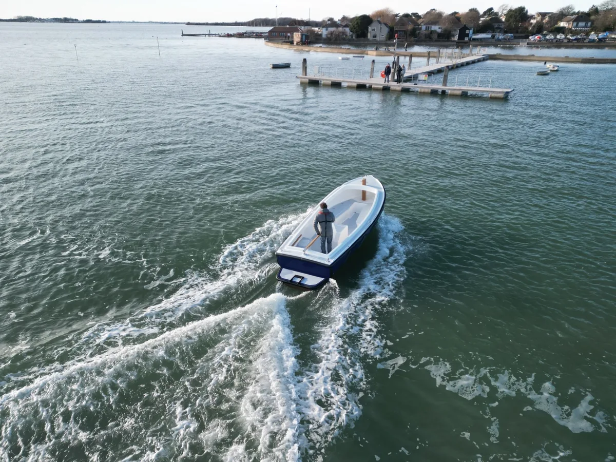 Łodź płynąca w kierunku przystani z napędem stacjonarnym POD Drive ePropulsion