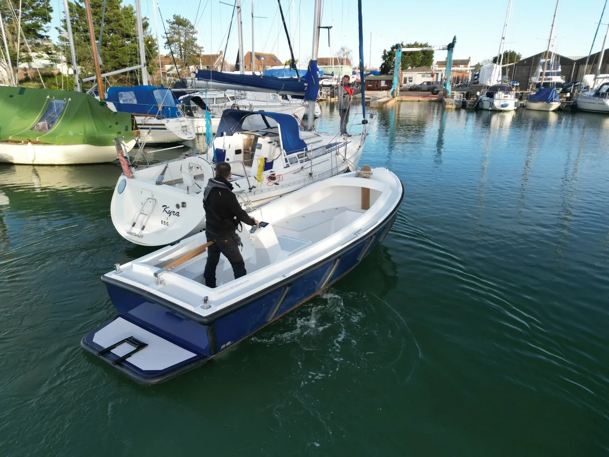 Pływanie łodzią z silnikiem stacjonarnym po marinie