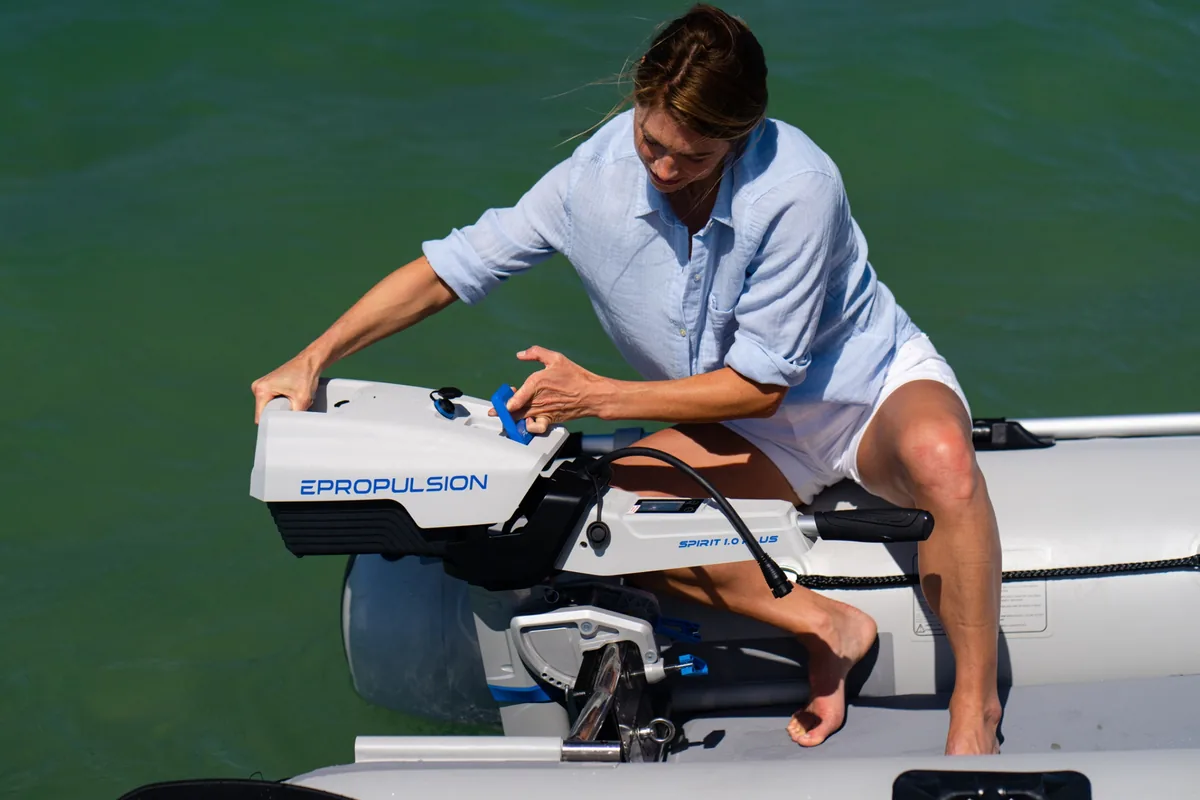 ePropulsion Spirit 1.0 Plus – zakładanie i zabezpieczenie baterii na kolumnie silnika