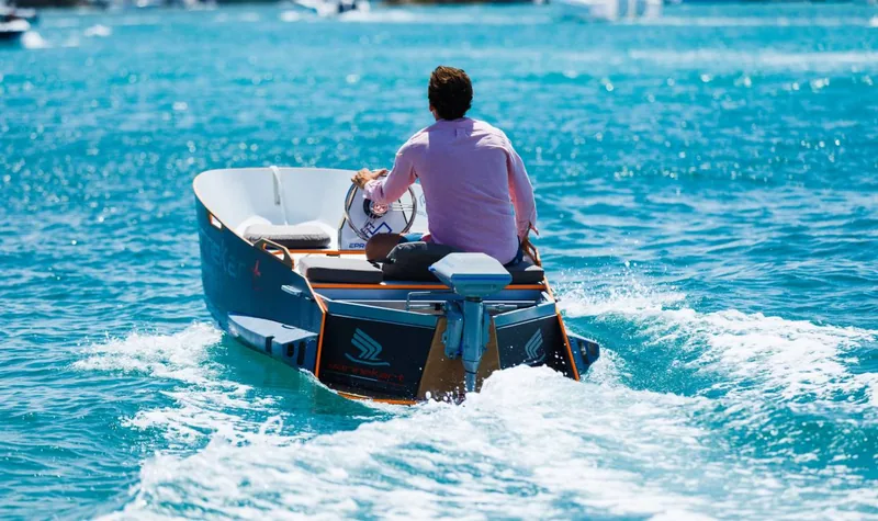 ePropulsion Navy 6.0 EVO – silnik elektryczny zaburtowy na łodzi, ujęcie od rufy podczas pływania