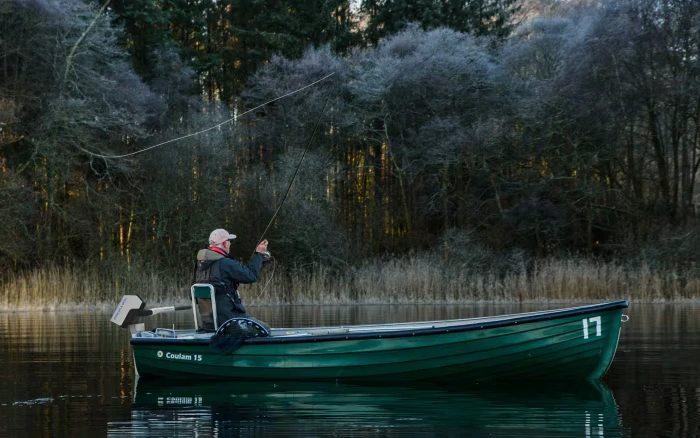 Wędkarz na łodzi z silnikiem elektrycznym Spirit 2 ePropulsion podczas łowienia