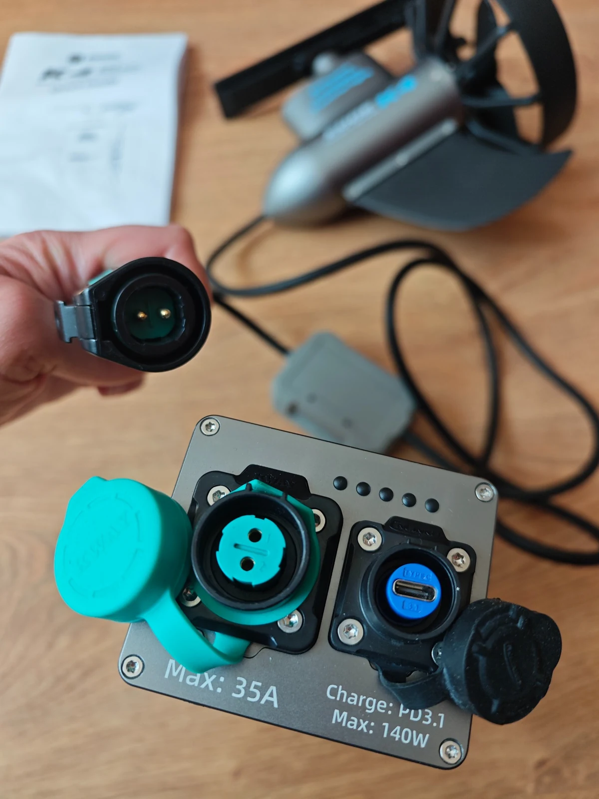 TEDGIX EDGE K4 – złącza baterii z bliska